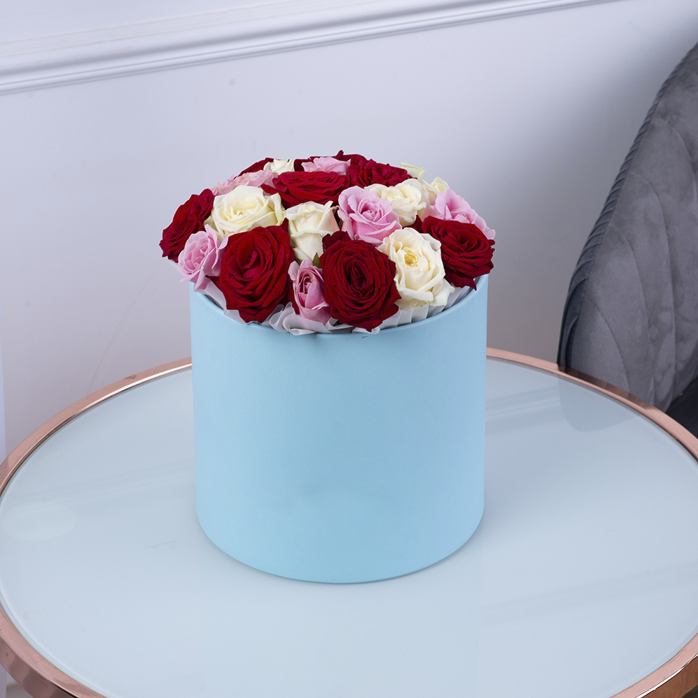 Букет из 21 разноцветной розы premium в голубой шляпной коробке