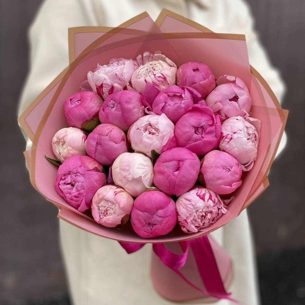 Букет из 19 разноцветных пионов