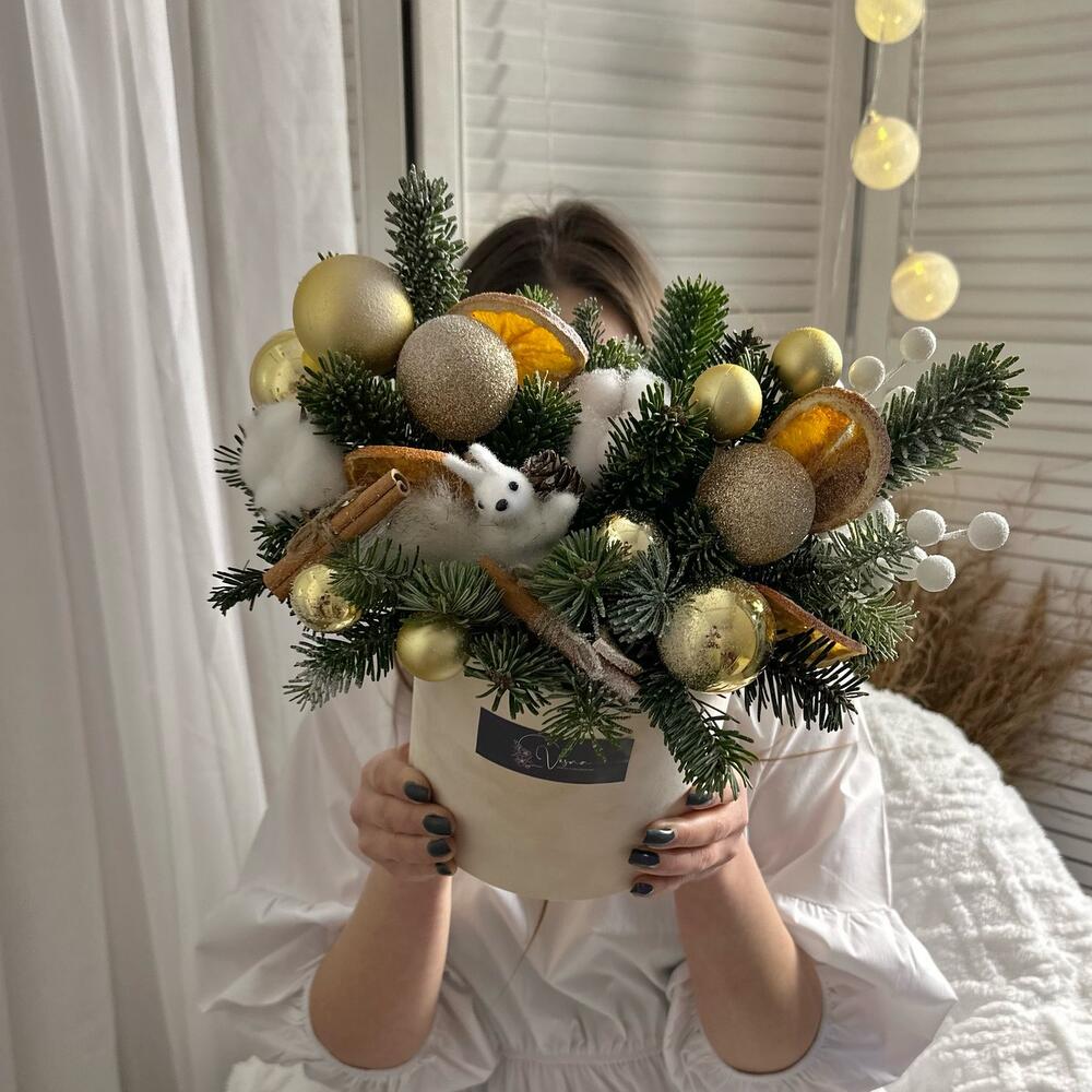 Зимняя композиция с живой елью, новогодним декором в бархатной коробке