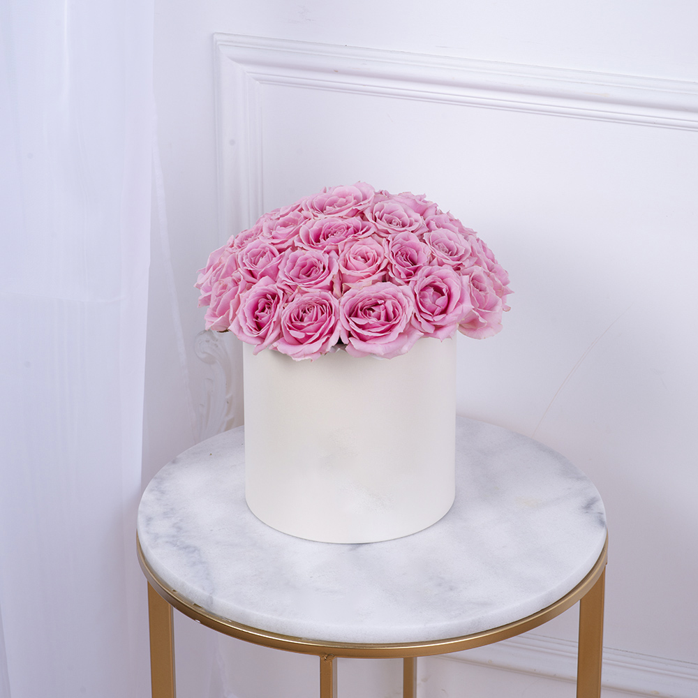 Букет из 35 розовых роз premium в кремовой шляпной коробке