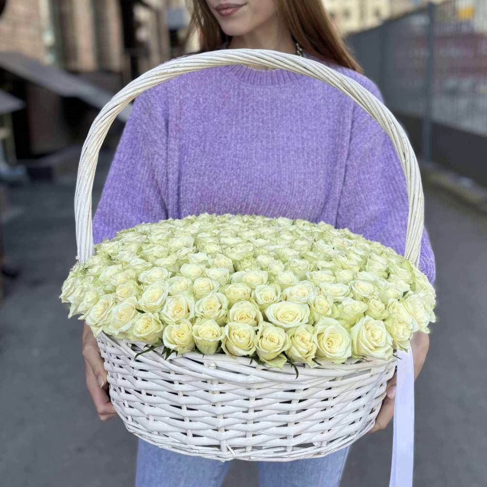 201 белая роза в корзине с лентой