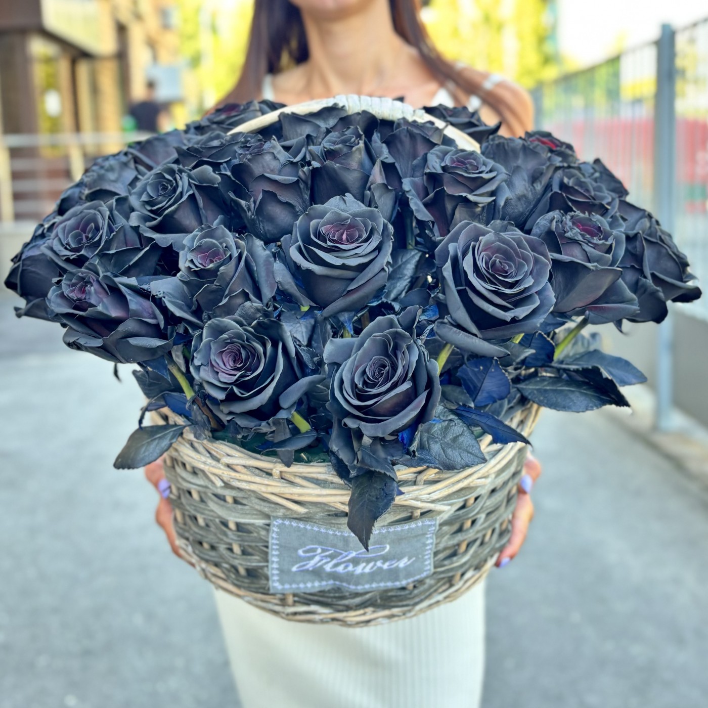 Корзина из 51 черной розы