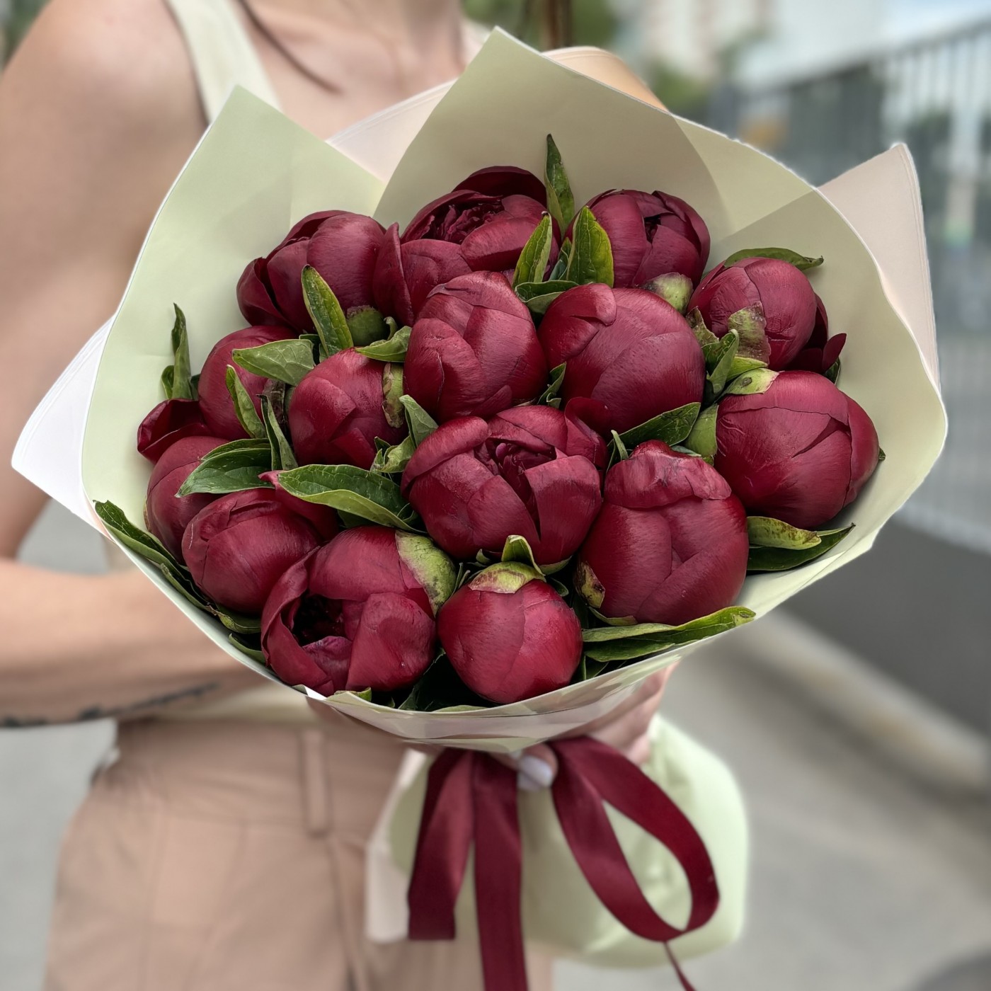 Букет из 15 бордовых пионов