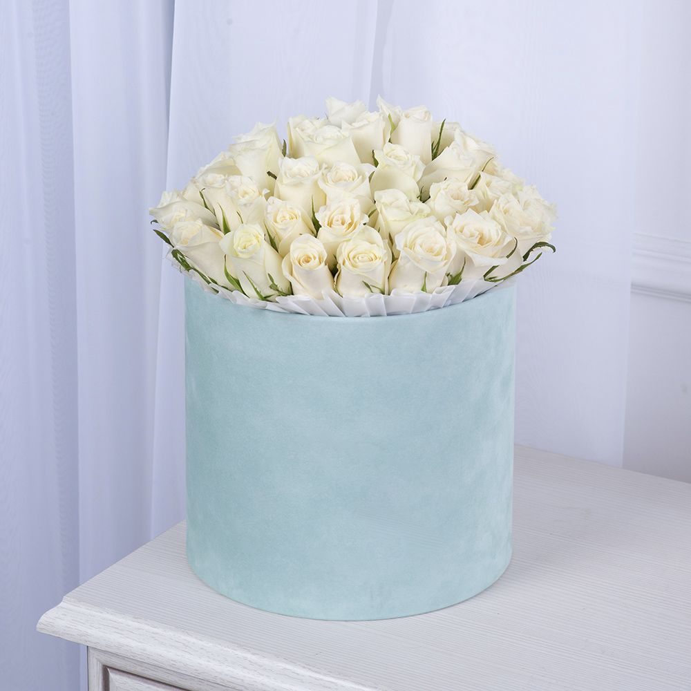 51 белая роза в бархатной шляпной коробке