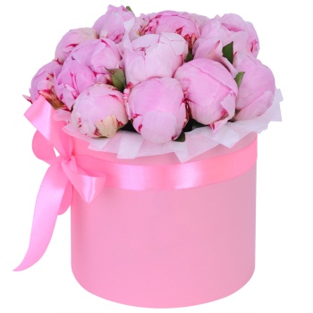Букет из 15 розовых пионов в розовой шляпной коробке