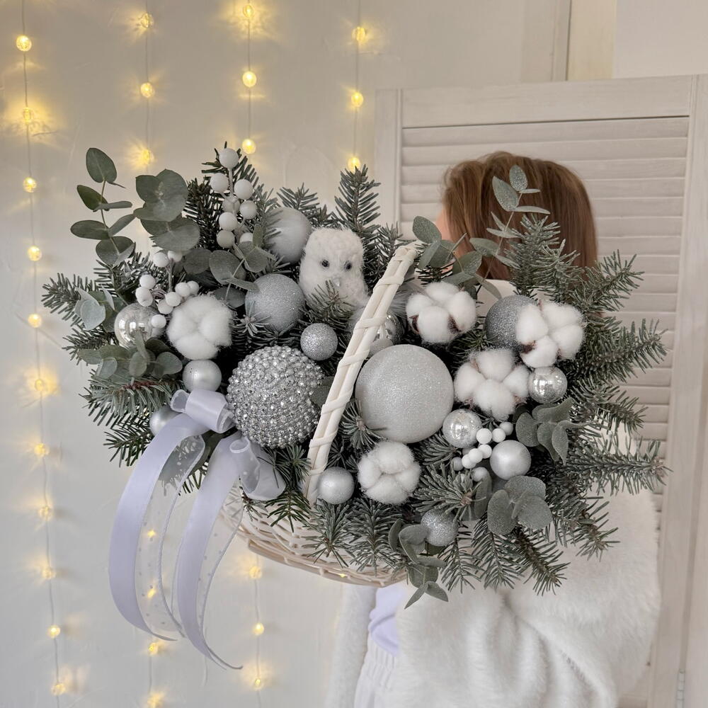 Зимняя корзина с нобилисом, эвкалиптом и новогодним декором