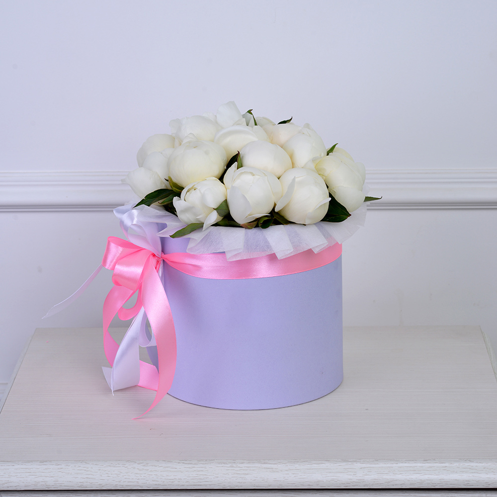 Букет из 19 белых пионов в фиолетовой шляпной коробке
