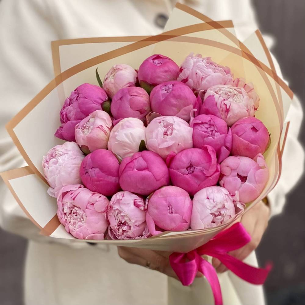 Букет из 21 разноцветного пиона