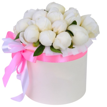 Букет из 15 белых пионов в кремовой шляпной коробке