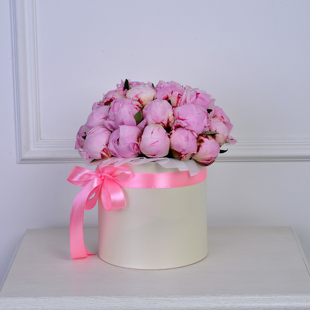 Букет из 25 розовых пионов в кремовой шляпной коробке