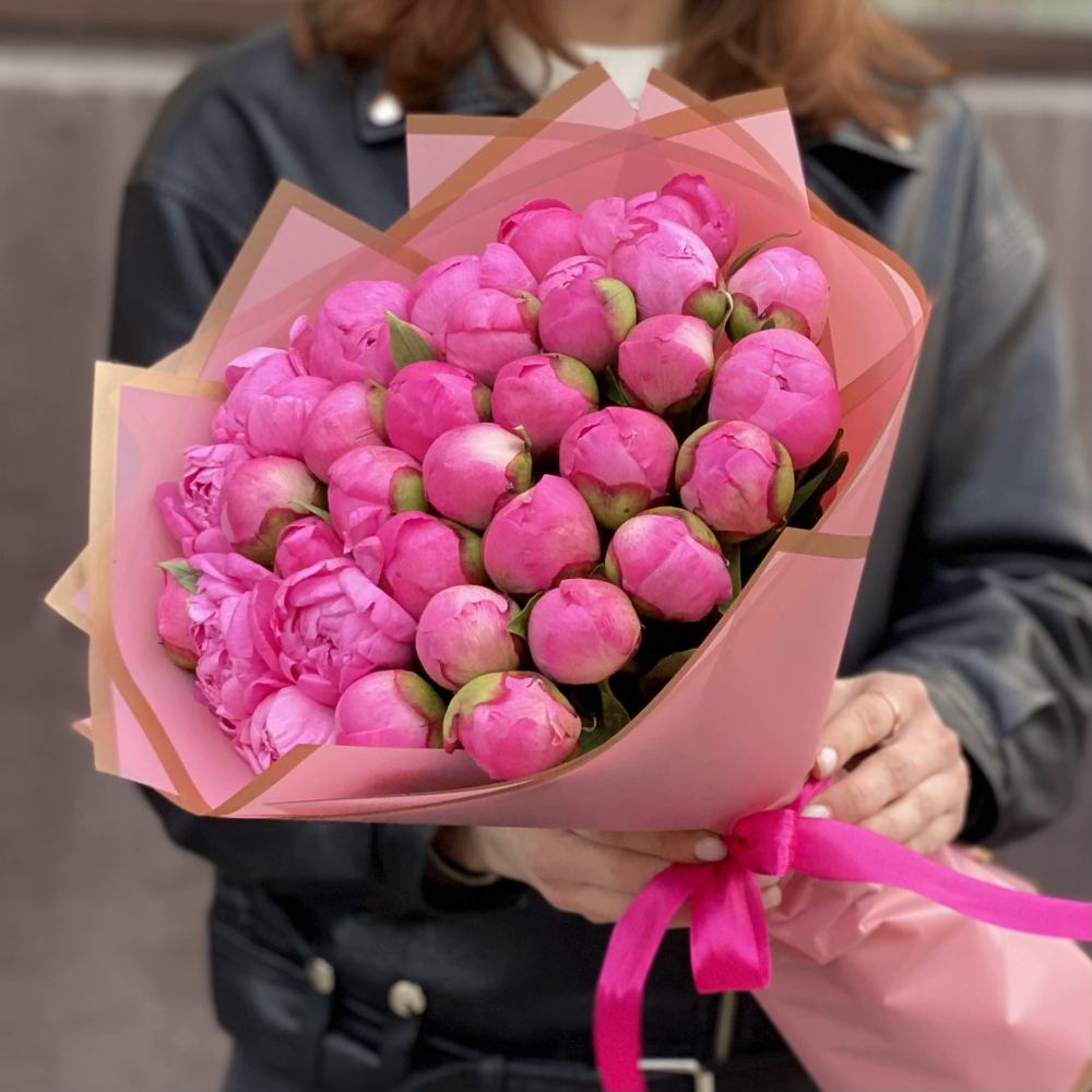 Букет из 35 розовых пионов