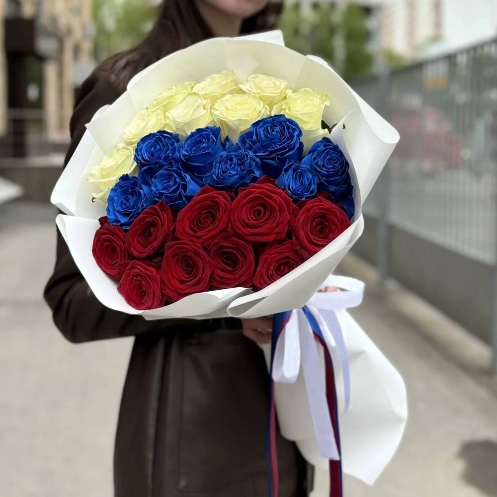 Букет из 25 роз в стиле Российского флага