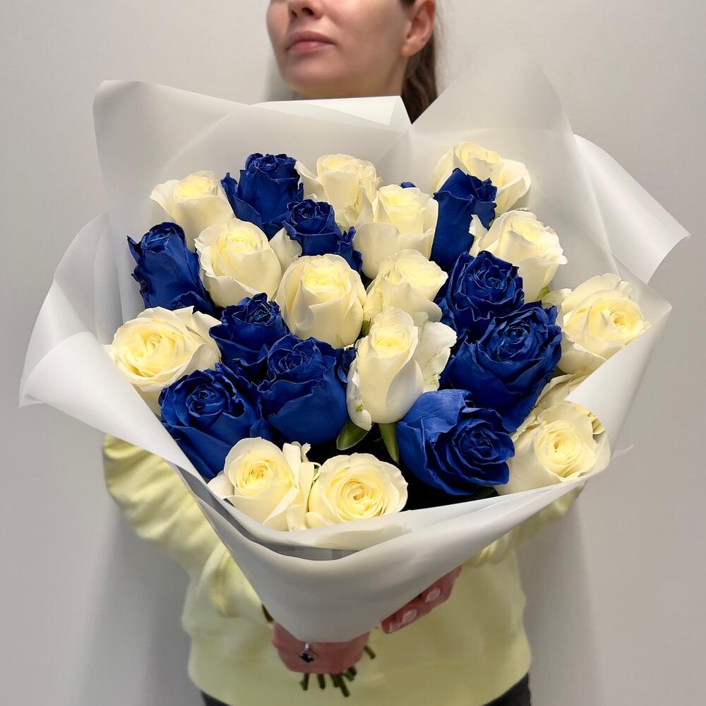 Букет из 25 синих и белых роз Эквадор